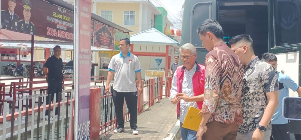 Mantan Bupati Kuansing, H Sukarmis saat memasuki Lapas Kelas IIB Telukkuantan, Jumat (3/5/2024).
