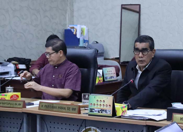 Ketua Pansus Pengelolaan Sungai DPRD Riau Parisman Ikhwan (kanan) saat memimpin rapat di Gedung DPRD Riau, Pekanbaru, Kamis (2/5/2024).