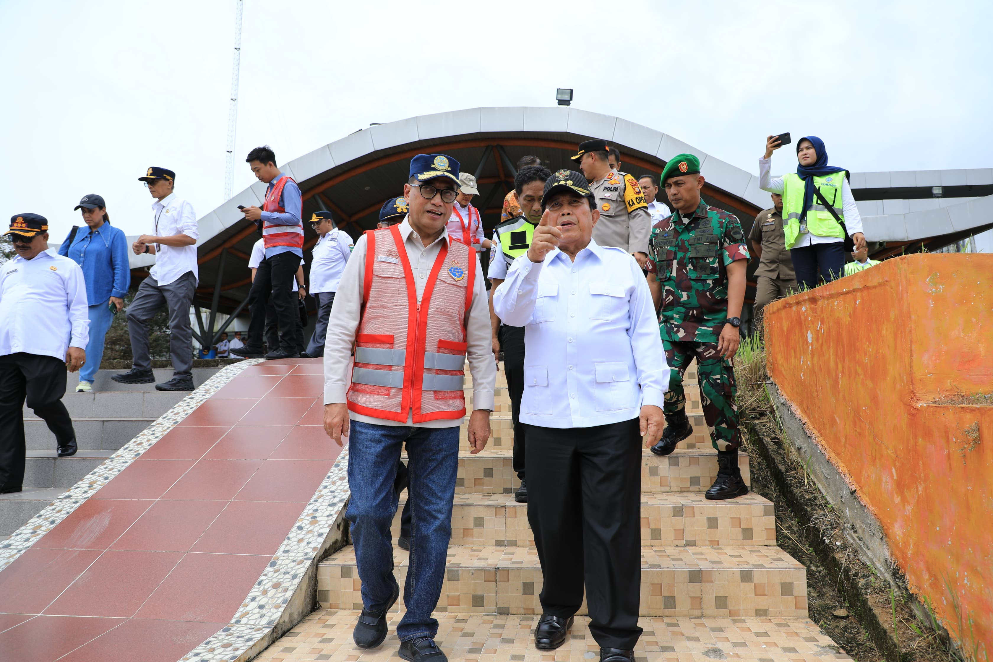 Menhub RI Budi Karya Sumadi berdiskusi dengan Bupati Rohul H Sukiman terkait pengembangan transportasi udara dan peralihan aset bandara, di Bandara Tuanku Tambusai Pasirpengaraian, Sabtu (4/5/2024).