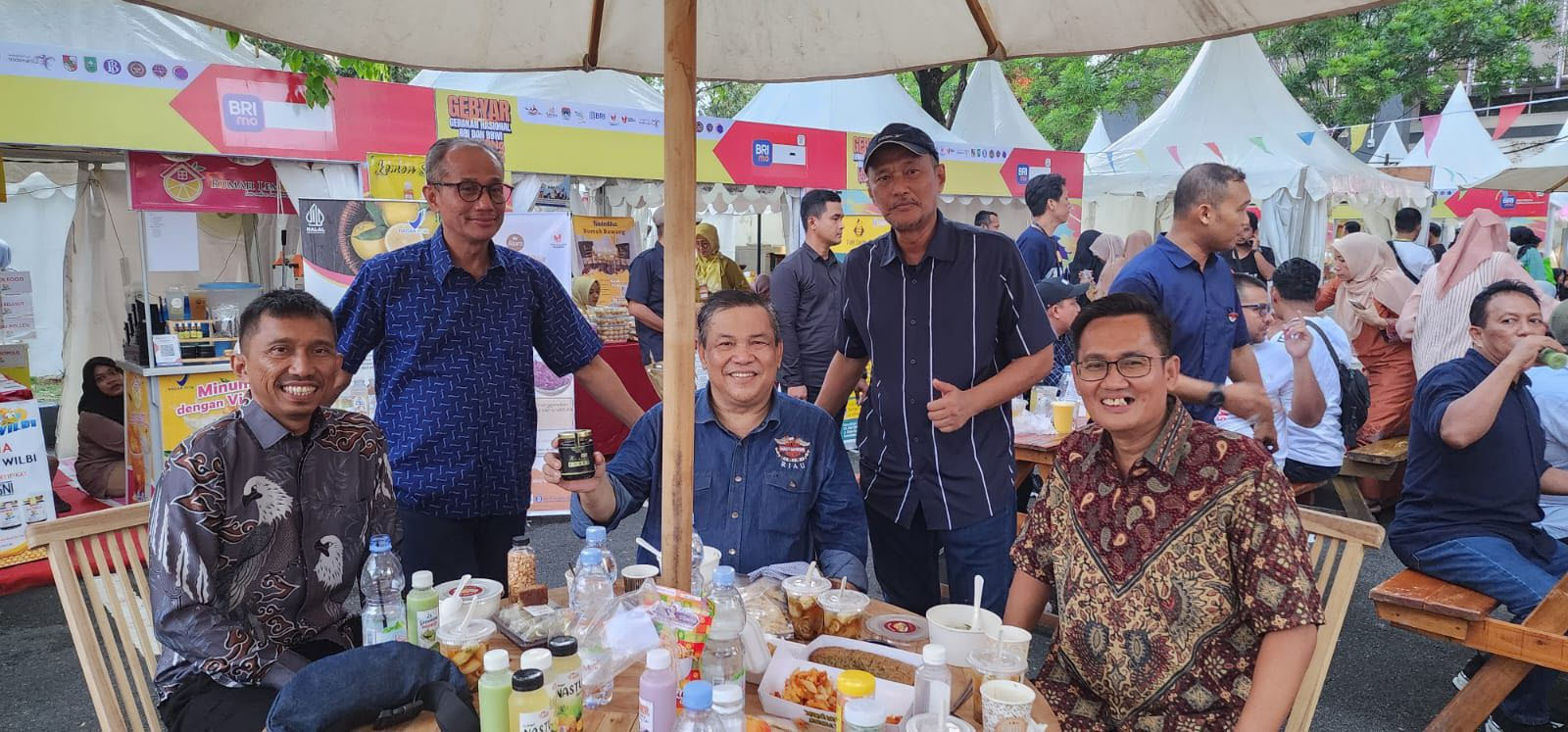 Pj Gubri SF Hariyanto mengunjungi bazar UMKM BBI BBWI di halaman parkir Kantor Gubernur Riau, Sabtu (4/5).