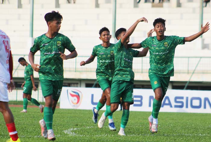 Pemain PS Siak Randi Syahputra (kanan) dan rekan-rekannya merayakan gol yang dicetak ke gawang Persika 1951 dalam  pertandingan penyisihan Grup C babak 80 besar putaran nasional Liga 3 2023/2024.