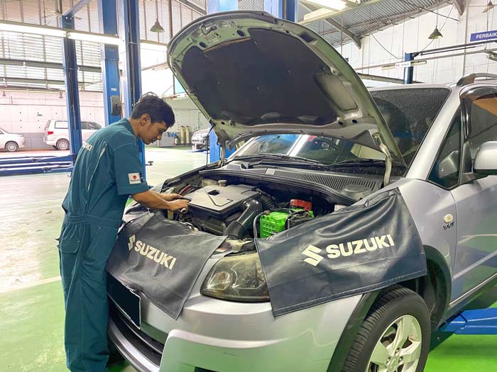 Mekanik Bengkel Siaga Suzuki sedang memperbaiki kendaraan pemudik, belum lama ini.
