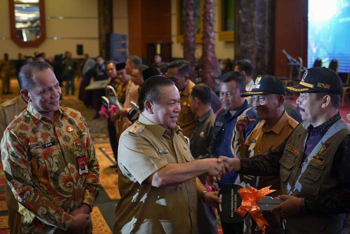 Pj Gubri SF Hariyanto menyerahkan sepeda motor operasional untuk kepala desa dan BPD se-Riau pada Rakor Kades di Kampar, Jumat (3/5/2024).