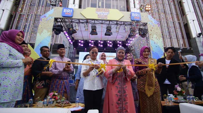 Pj Ketua TP PKK Riau Adrias Hariyanto membuka bazar UMKM pada Gernas BBI BBWI Lancang Kuning Carnival, Jumat (3/5/2024).