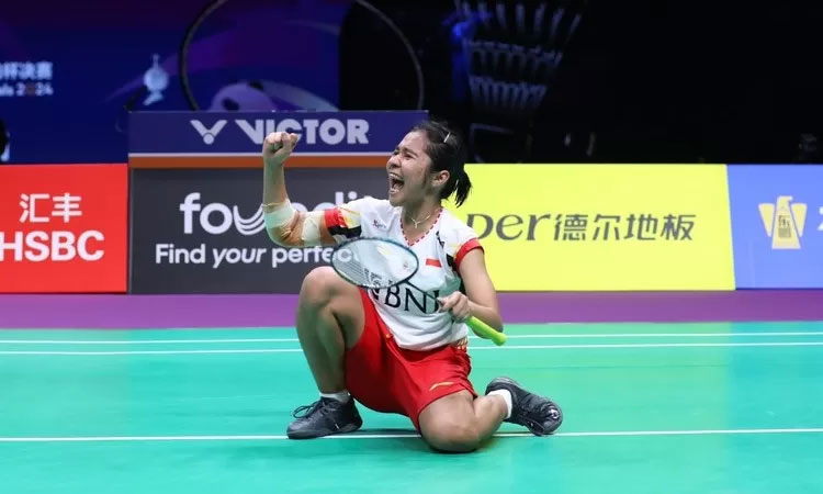 Ester Nurumi Tri Wardoyo berselebrasi usai mengalahkan wakil Thailand, Supanida Katethong, di babak perempat final Piala Uber 2024.