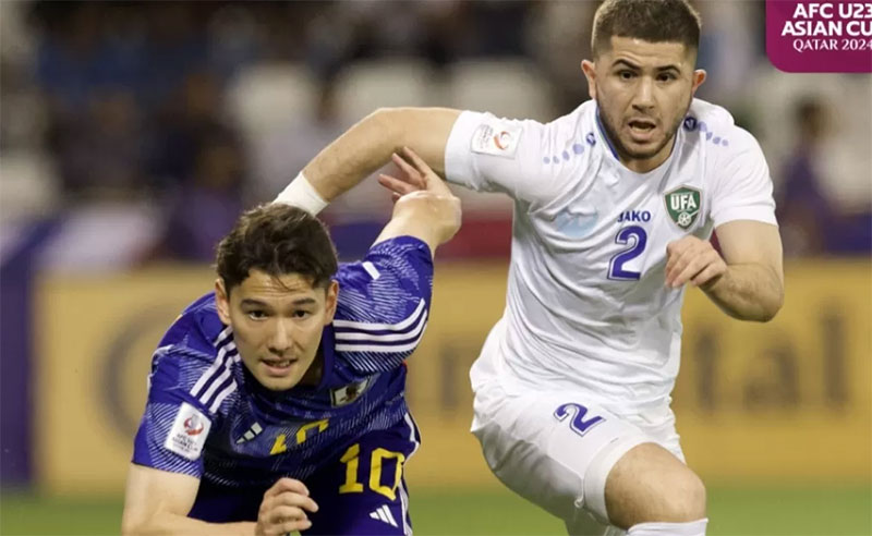 Pemain Jepang (kiri) berebut bola dengan pemain Uzbekistan di laga final Piala Asia U-23 2024.