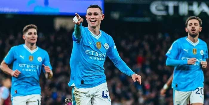 Selebrasi Phil Foden usai mencetak hattrick ke gawang Aston Villa saat Manchester City menang 4-1.