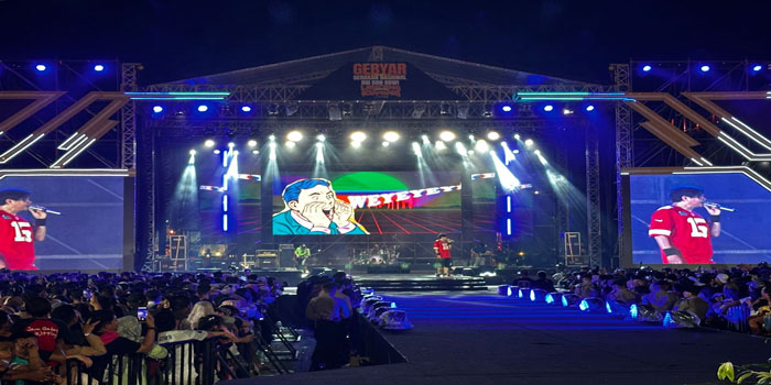 Penampilan grup band Gigi pada Gebyar Gernas BBI BBWI dan Lancang Kuning Carnival 2024 di halaman kantor Gubernur Riau, Sabtu (4/5/2024) malam.