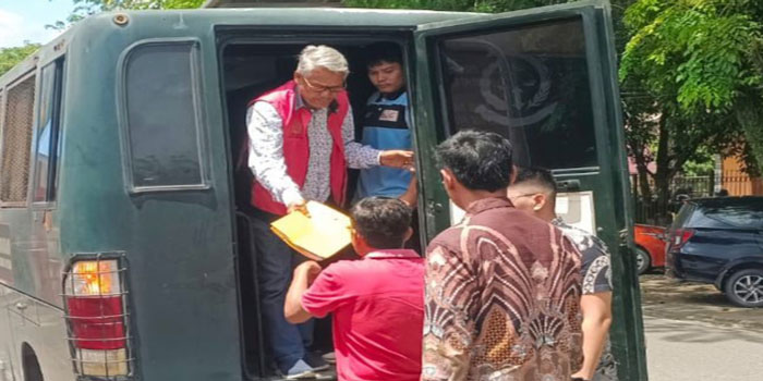 Mantan Bupati Kuansing, H Sukarmis saat turun dari mobil Kejari di halaman Lapas Kelas II B Telukkuantan, Jumat (3/5/2024).