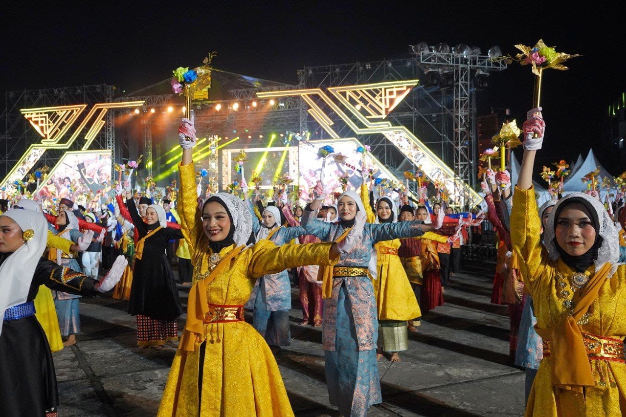 Kemeriahan iven Lancang Kuning Carnival 2024 di halaman Kantor Gubernur Riau dalam rangkaian Gernas BBI/BBWI dilaksanakan di Pekanbaru, 3-5 Mei 2024.
