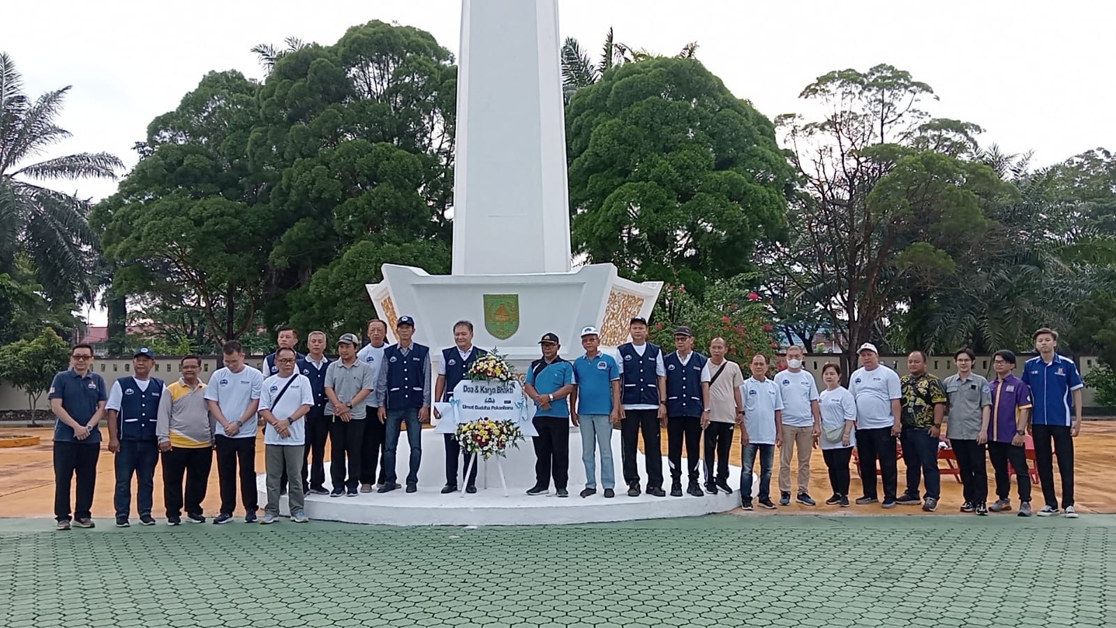 Umat Buddha di Kota Pekanbaru melakukan kegiatan karya bakti di Taman Makam Pahlawan (TMP) Kusuma Dharma Jalan Jenderal Sudirman, Ahad (5/5/2024).