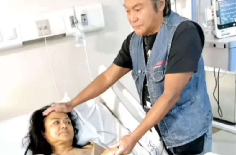 Betharia Sonata yang dikabarkan stroke dijenguk mantan suaminya Willy Dozan.