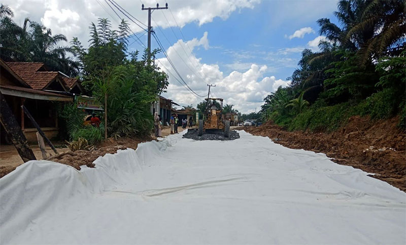 Proses perbaikan Jalan Lubuk Kandis-Pangkalan Kasai, Inhu oleh Dinas PUPR Riau, Ahad (5/5/2024).