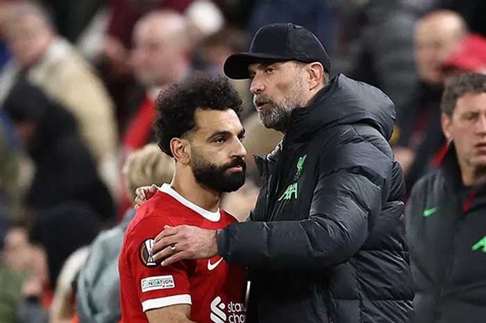 Manajer Liverpool asal Jerman Jurgen Klopp berbicara dengan striker Liverpool asal Mesir Mohamed Salah saat jeda pertandingan leg pertama perempat final Liga Eropa UEFA