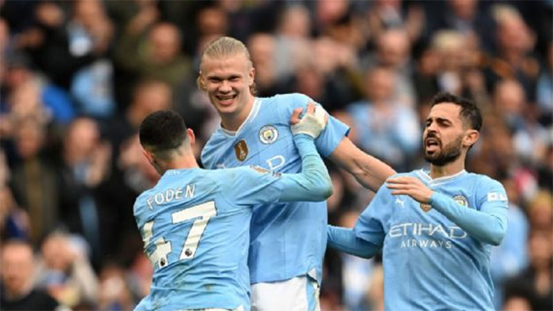 Erling Haaland mencetak tiga gol sebelum jeda dan menambahkan gol keempat dalam kemenangan 5-1 Manchester City atas Wolves.