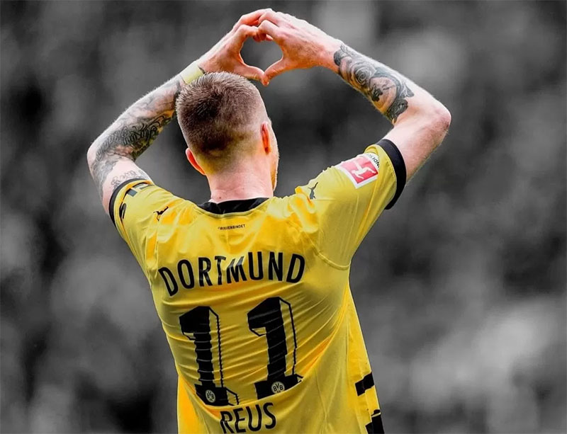 Marco Reus melakukan selebrasi ke arah para pendukung Borussia Dortmund.