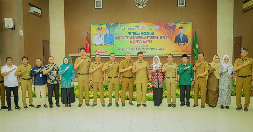 Kepala BKKBN Provinsi Riau Mardalena (tujuh kanan), Plh Sekda Kampar Ahmad Yuzar (delapan kanan), Kadis PPKBP3A Kampar Edi Afrizal (enan kanan) foto bersama kepala OPD dan