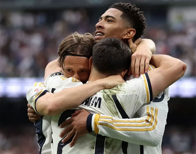 Jude Bellingham bersama Luka Modric dan Brahim Diaz merayakan gol yang dicetak ke gawang Cadiz.