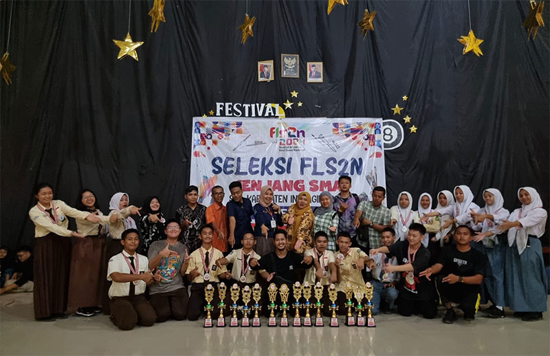 Guru pembimbing foto bersama dengan siswa SMAN 1 Rengat peraih juara pada FLS2N usai menerima piala, Kamis (2/5/2024).