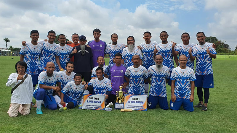 Pemain Wahana FC foto bersama usai penyerahan hadiah juara jTurnamen Ukhuwah Cup 2024 U+40 di Lapangan Wahana Jalan Air Hitam, Simpang Baru, Tampan, Pekanbaru, Ahad (5/5/2024).