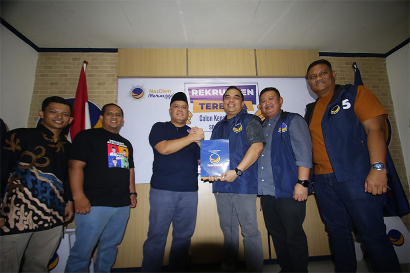 Mantan Bupati Inhu yang juga Sekwil DPW Partai NasDem Riau H Yopi Arianto (3 kiri) menyerahkan formulir pendaftaran Bakal Calon Gubernur Riau ke DPW NasDem Riau di Jalan Diponegoro, Ahad (5/5/2024).