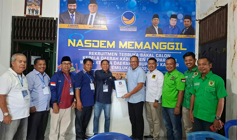 Ketua DPC PPP Kabupaten Kampar Yuyun Hidayat (lima kanan) bersama pengurus partai mengembalikan formulir pendaftaran bakal calon bupati di kantor DPD Partai NasDem Kampar.