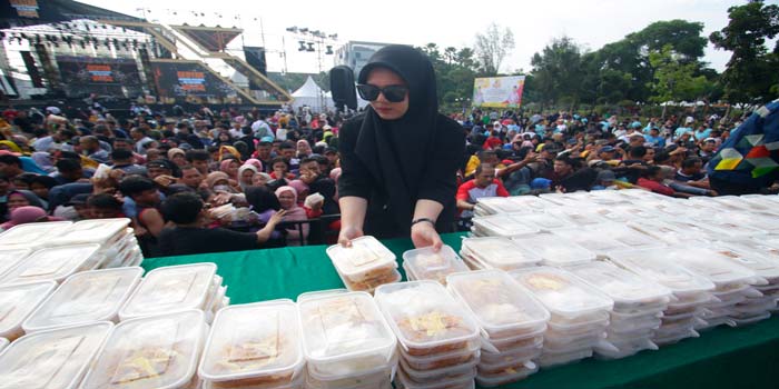 Penyajian mi sagu goreng terbanyak di Indonesia memecahkan rekor Muri. Foto kiri, penampilan memukau Angel Karamoy pada malam penutupan BBI dan BBWI Lancang Kuning Carnival di Halaman Kantor Gubernur
