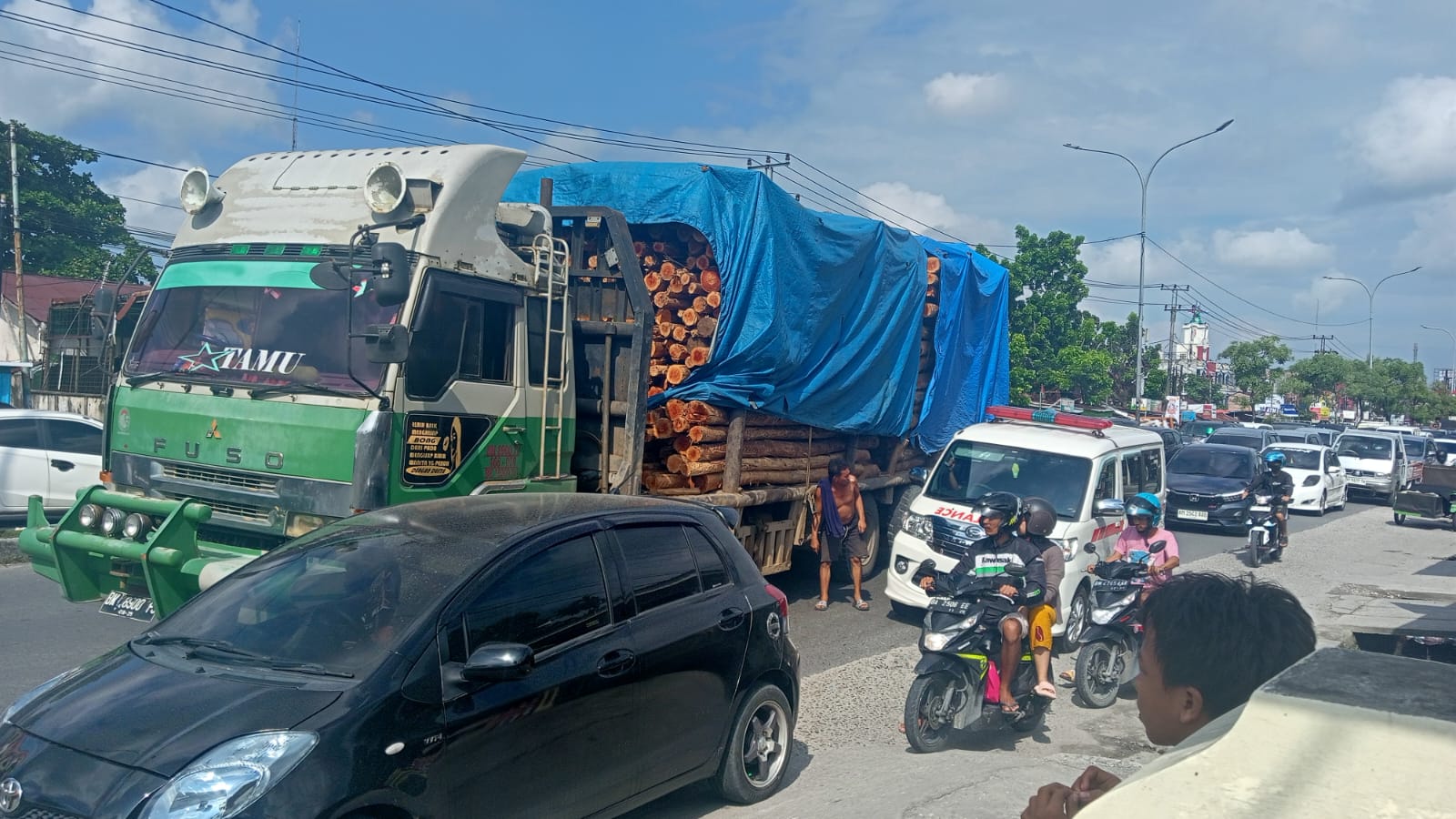 Truk bermuatan kayu diduga patah as roda menyebabkan macet panjang di ruas Jalan HR Soebantas, Panam, Pekanbaru, Senin (6/5/2024).