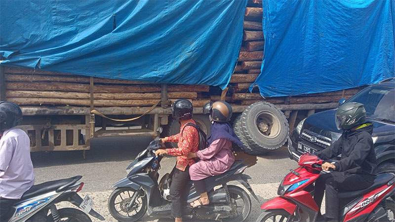 Truk berat pengangkut kayu mengalami patah as di Jalan HR Soebrantas yang menyebabkan macet parah sejak pukul 10.00 WIB, Senin (6/5/2024).