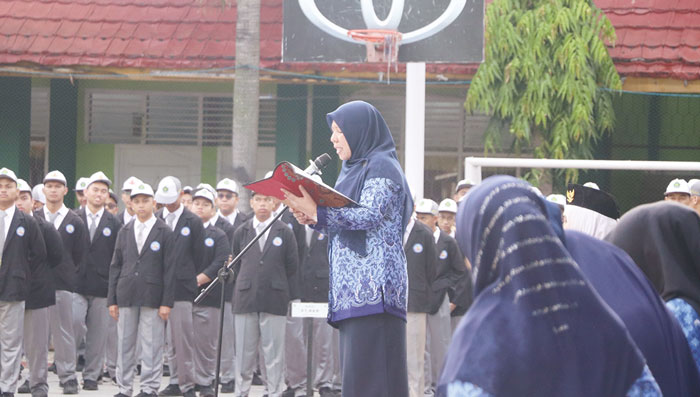 Kepala MAN 1 Pekanbaru Norerlinda saat menjadi pembina upacara memperingati Hari Pendidikan Nasional, Kamis (2/5/2024).