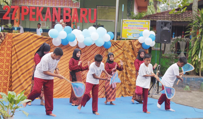 Siswa SMPN 27 Pekanbaru menari tarian Anak Nelayan pada panen karya P5 dengan tema kearifan lokal di halaman sekolah, beberapa hari lalu.