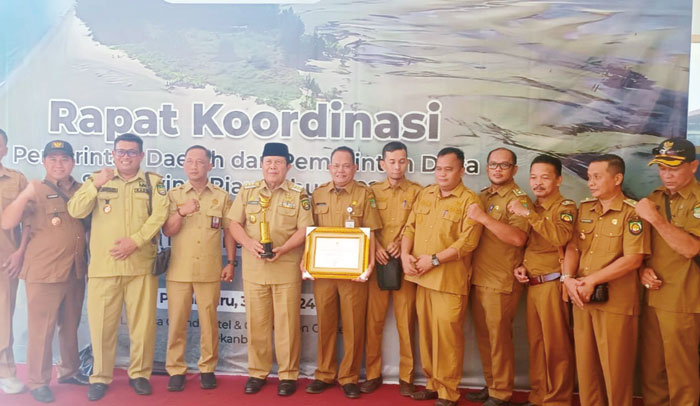 Bupati Rohul menerima trofi dan piagam penghargaan terbaik 3 dalam penilaian pelaksanaan pembangunan kabupaten/kota tahun 2024 di Labersa Grand Hotel & Convention Center Pekanbaru, Jumat (3/5/2024)
