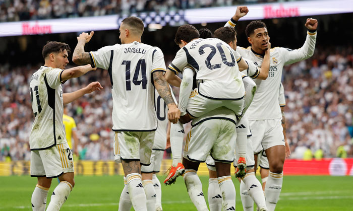 Para pemain Real Madrid melakukan selebrasi usai mencetak gol ke gawang Cadiz dalam lanjutan Liga Spanyol di Stadion Santiago Bernabeu, Madrid