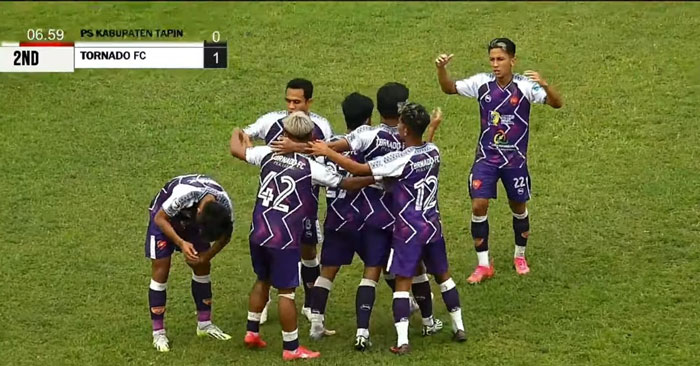 Pemain Tornado FC melakukan selebrasi usai mencetak gol ke gawang PS Kabupaten Tapin di Stadion Mini Cibinong, Kabupaten Bogor, Jawa Barat,  Ahad (5/5/2024).