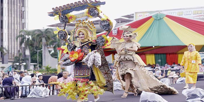Penampilan peserta fashion show menggunakan kostum dari bahan-bahan daur ulang dalam rangka memeriahkan Gebyar Gerakan Nasional BBI BBWI, dan Lancang Kuning Carnival, Ahad (5/5/2024).