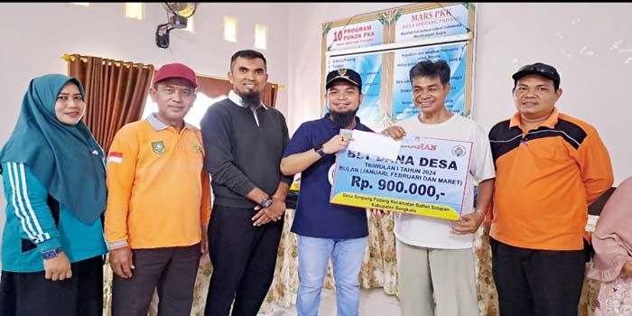 Camat Batsol M Rusydy menyerahan BLT-DD Triwulan I Tahun 2024, kepada KPM Desa Simpang Padang di kantor desa, Kamis (2/5/2024).