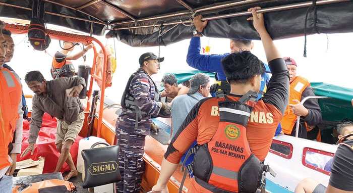 Proses evakuasi korban oleh tim gabungan di perairan Desa Tanjung Kedabu, Kecamatan Rangsang Pesisir, Kabupaten Kepulauan Meranti, Sabtu (4/5/2024).