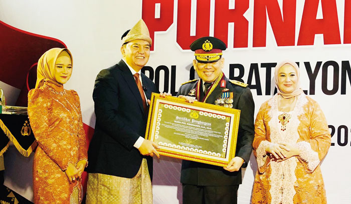 Akpol 1991 Irjen Pol Mohammad Iqbal menyerahkan piagam penghargaan kepada Alumni Akpol 1991.