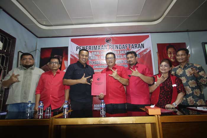 Mantan Anggota DPRD Riau Kordias Pasaribu menyerahkan formulir pendaftaran Bakal Calon Walikota Pekanbaru ke Ketua DPC Partai PDI Perjuangan Robin Hutagalung (empat kanan).