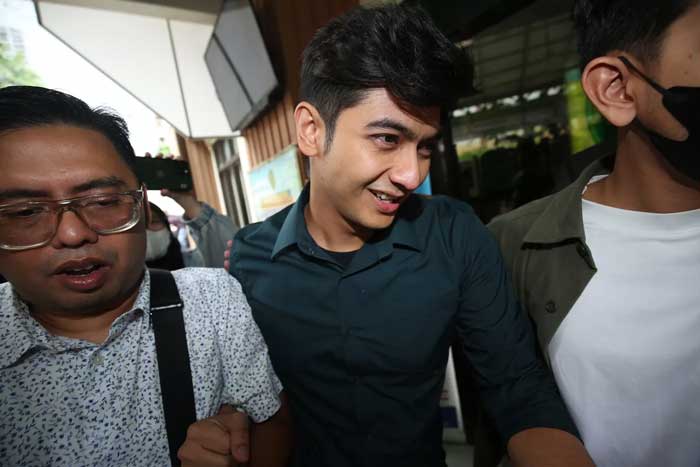 Teuku Ryan saat menjalani sidang perdana perceraiannya dengan agenda mediasi di Pengadilan Agama Jakarta Selatan, Senin (19/02/2024).