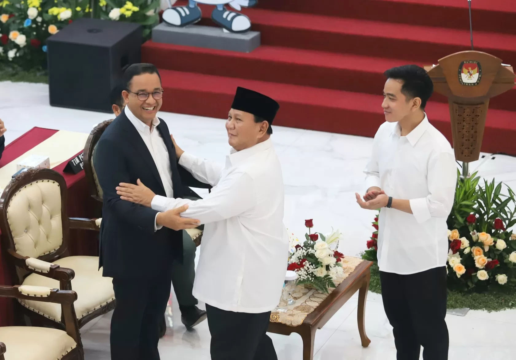 Presiden dan Wakil Presiden terpilih periode 2024-2029, Prabowo Subianto bersama Gibran Rakabuming Raka memeluk erat Anies Baswedan dan Muhaimin Iskandar