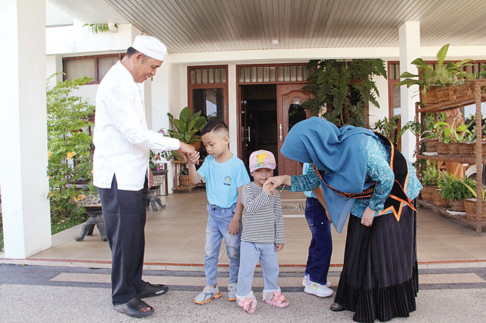 Pj Bupati Inhil H Herman dan istri Hj Katerina Susanti Herman menyalami anak-anak usai melepas peserta gebyar PAUD pada tingkat Provinsi Riau, Senin (6/5/2024) pagi.