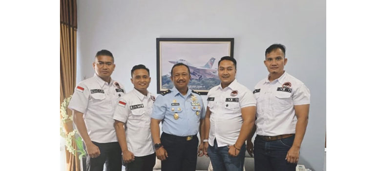 Ketua Umum PP IBCA MMA Riau Marsekal Muda (Marsda) I Made Susila Adnyana (tengah) foto bersama dengan Ketua Umum Pengprov IBCA MMA Riau.