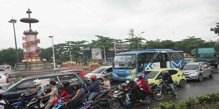 Kendaraan terjebak kemacetan arus lalu lintas di bundaran Tugu Songket, Pekanbaru, Senin (6/5/2024) sore. Kemacetan ini disebabkan adanya peningkatan volume kendaraan.