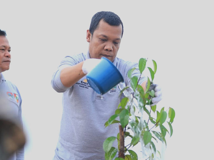 Pj Wako Pekanbaru Muflihun menyiram bibit pohon yang baru ditanam di Kompleks Perkantoran Pemko Pekanbaru di Tenayan Raya dalam rangka Raker Komwil I Apeksi, Sabtu (4/5/2024).
