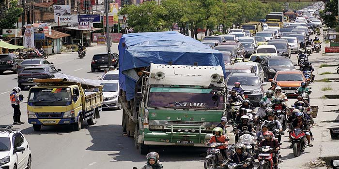 Truk bertonase berat bermuatan kayu patah as roda belakang di tengah Jalan HR Soebrantas, Panam, Pekanbaru, sehingga  menyebabkan kemacetan panjang, Senin (6/5/2024)