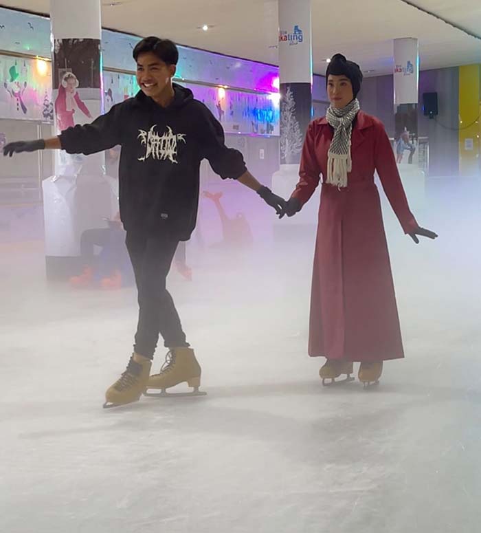 Pengunjung tampak asyik bermain ice skating di SKA Ice Skating Rink Pekanbaru.