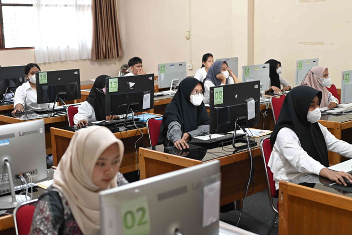 Sejumlah calon mahasiswa mengikuti Ujian Tulis Berbasis Komputer-Seleksi Nasional Berbasis Tes masuk Universitas Riau di SMK Labor Pekanbaru, Senin (6/5/2024).