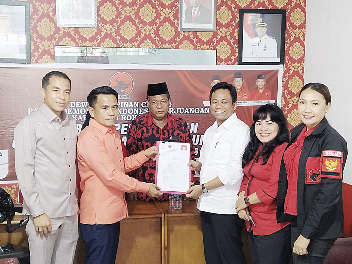 H Sulaiman MH mengembalikan formulir pencalonan bakal calon kepala daerah (bacakada) pilkada Rohil 2024 kepada ketua panitia penjaringan Maston SH.