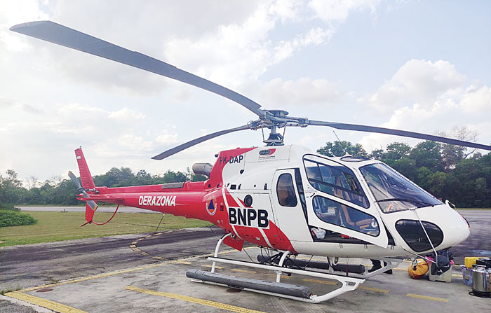 Satu unit helikopter bantuan dari Badan Nasional Penanggulangan Bencana (BNPB) berada  di Lanud Roesmin Nurjadin Pekanbaru, Ahad (4/5/2024).